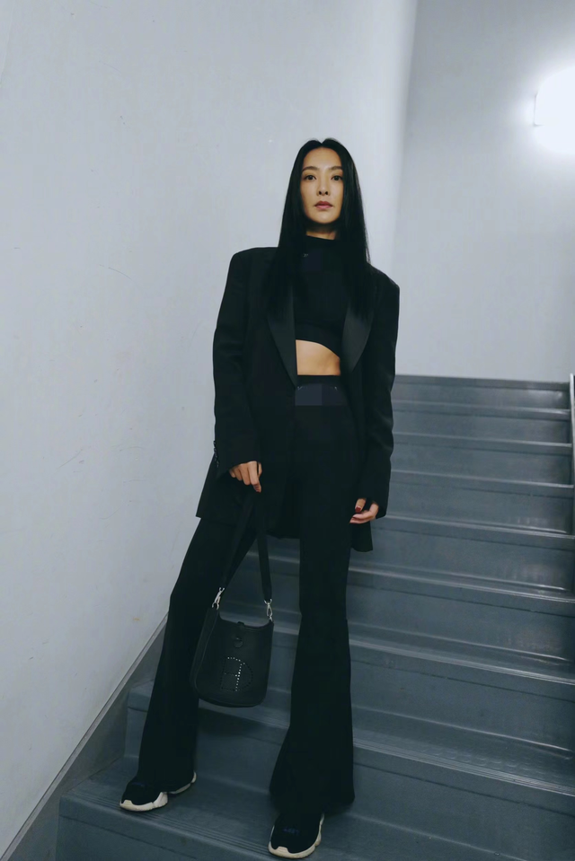 明明已为人母，却个个身材火辣、性感美艳，有人一口气连生四胎