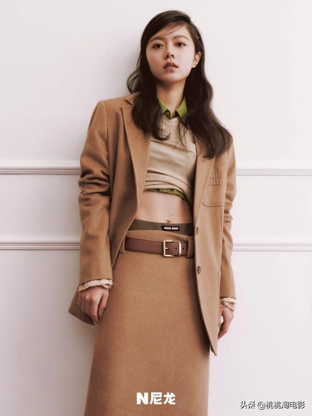 00后小花赵今麦《GQ》黑白风格写真大片，变身摇滚酷女孩