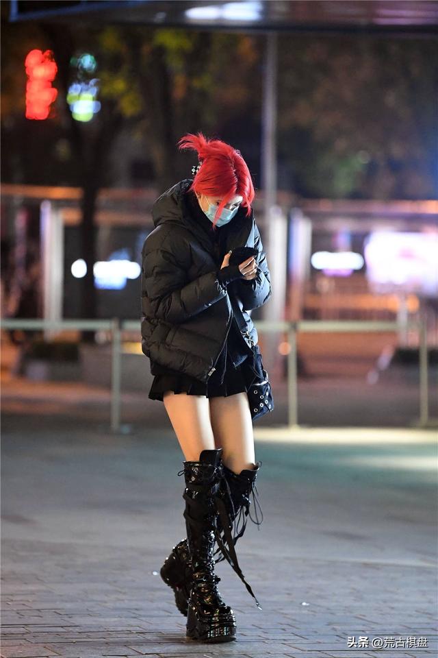 秋冬季节搭配过膝长靴,最好是搭配高跟款式,衬托身材高挑