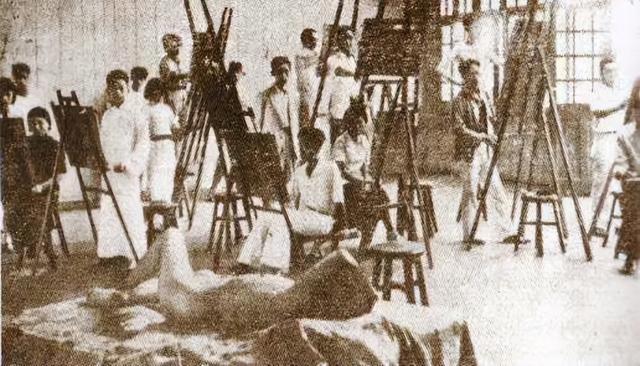 上海美专第一次女裸体模特儿写生 校长刘海粟毕恭毕敬地鞠了个躬