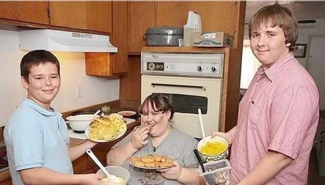 体重达1450斤的“超大美女”,被高富帅博士倒追,后生下2个儿子