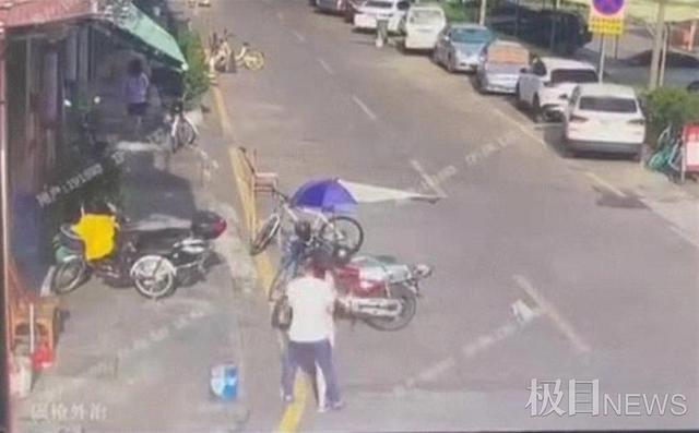 广东一男子当街掀女子裙子欲行不轨，被路人制服移交警察