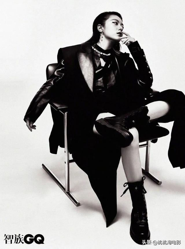 00后小花赵今麦《GQ》黑白风格写真大片，变身摇滚酷女孩