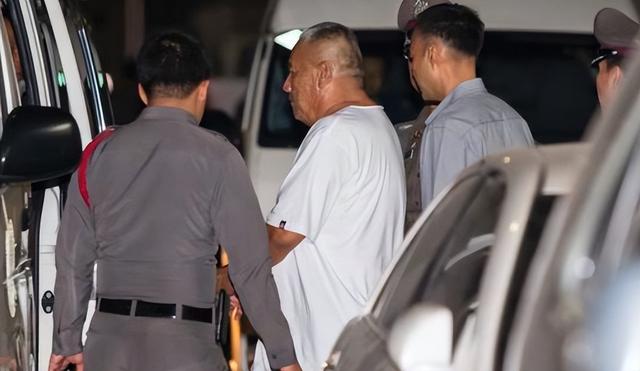 2014年,泰国王妃脱光衣服趴在地上给狗喂食,遭到曝光后被迫出家