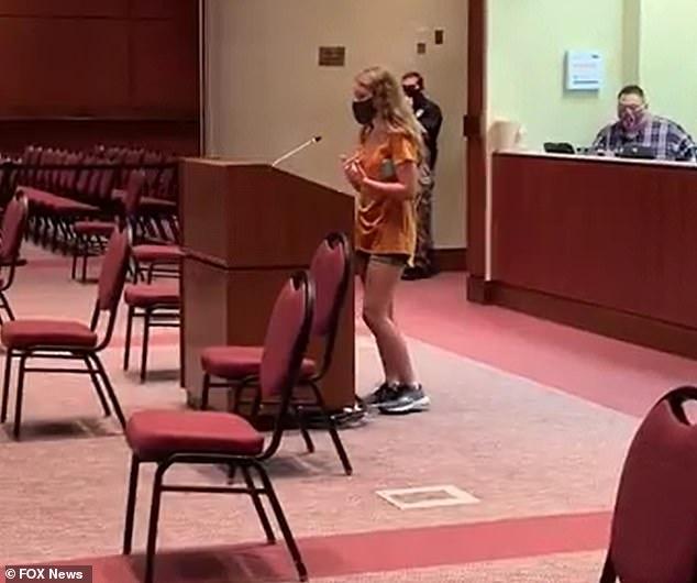 美国男生穿裙子进入女厕所强奸女孩，受害者父亲反被学校当疯子