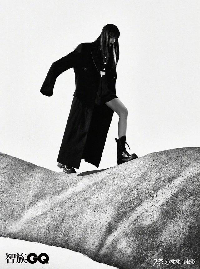 00后小花赵今麦《GQ》黑白风格写真大片，变身摇滚酷女孩