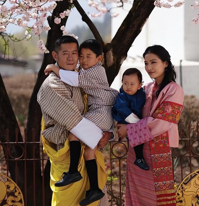 2020年,不丹最美公主嫁入嫂子佩玛家族,穿传统红嫁衣戴牡丹王冠