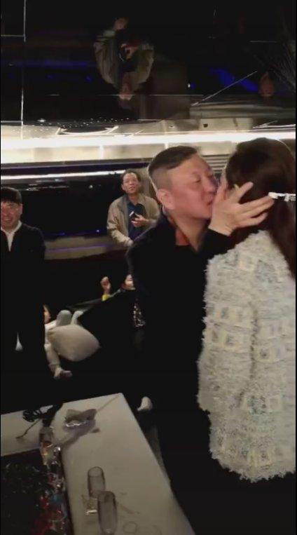 韩磊与小16岁娇妻当众热吻撒狗粮，甜蜜的连儿子都“看不下去”