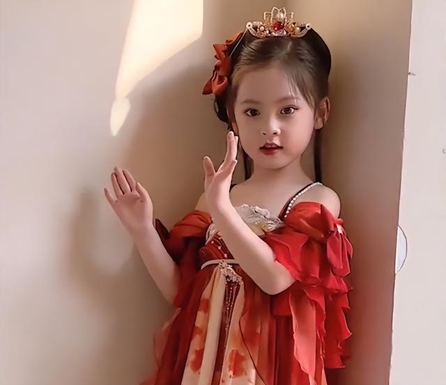 浙江一宝妈拍下女儿扭腰跳舞看呆网友：古代十岁倾国倾城是真的