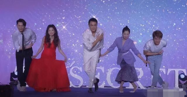 娱乐圈哪有真感情！这6对塑料姐妹花，为上位互踩，抢闺蜜老公