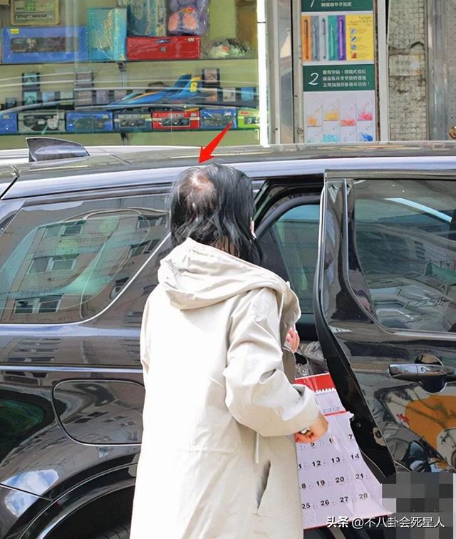 憔悴、浮肿、秃头,10位女星素颜街拍照,让我看见了人间真实