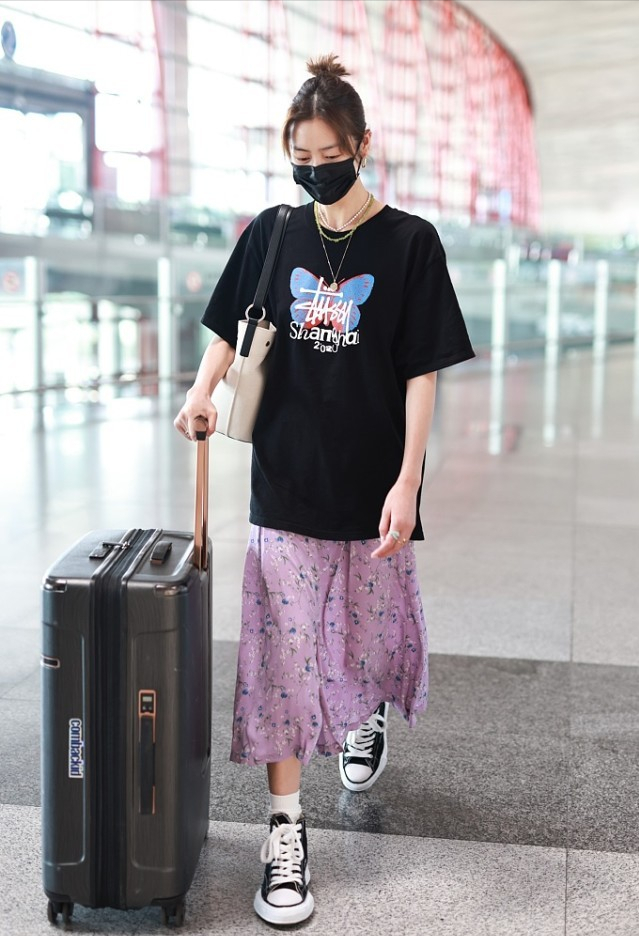 刘雯穿宽松T恤配半裙，看着霸气又特别，高个子女生都该这么搭配