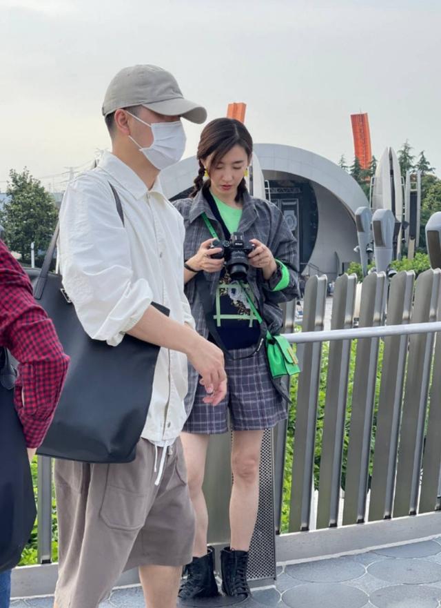 36岁王丽坤逛迪士尼，生图双腿细长白嫩，手部青筋太多健康引担忧