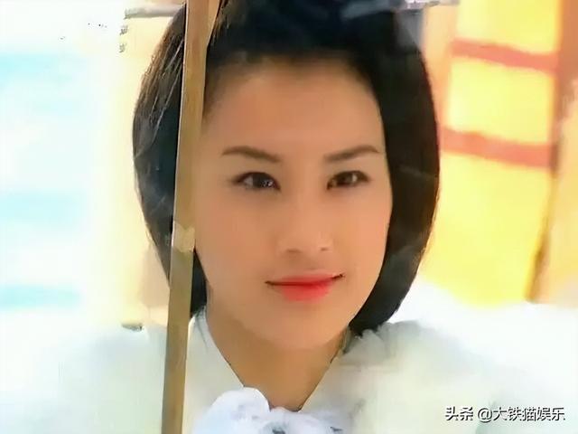 颜值不够就别穿貂了,10位古装美人告诉你啥叫大氅在身,雍容华贵