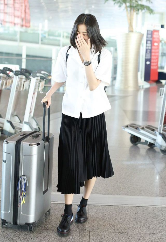 刘雯穿宽松T恤配半裙，看着霸气又特别，高个子女生都该这么搭配