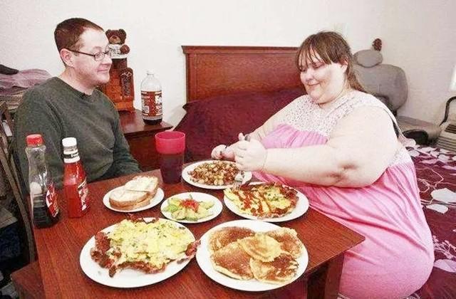 体重达1450斤的“超大美女”,被高富帅博士倒追,后生下2个儿子