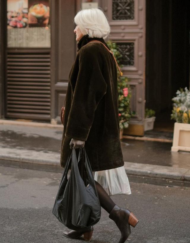 我对“丝袜”的偏见，在看到巴黎奶奶的街拍后变了，美得优雅高级