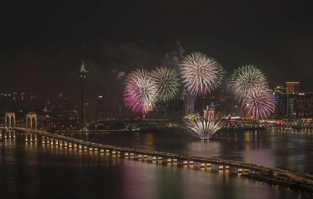危险!一女生玩仙女棒滑倒火花压到脖颈处