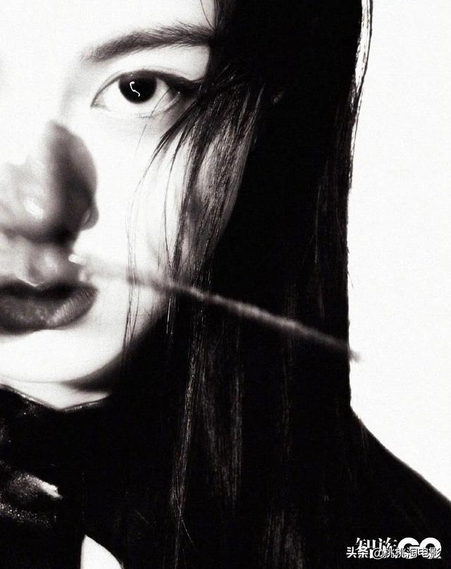 00后小花赵今麦《GQ》黑白风格写真大片，变身摇滚酷女孩