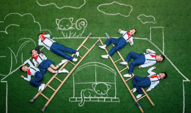 幼儿园毕业照惊艳到网友，家长却无奈表示，这份仪式感价值398元