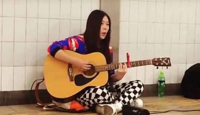 西单女孩任月丽，从街头卖唱到登上春晚舞台，看她是如何浴火重生