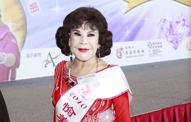 90岁香港三级女星黄夏蕙出来工作！为三餐不惜乞讨，家中财富过亿