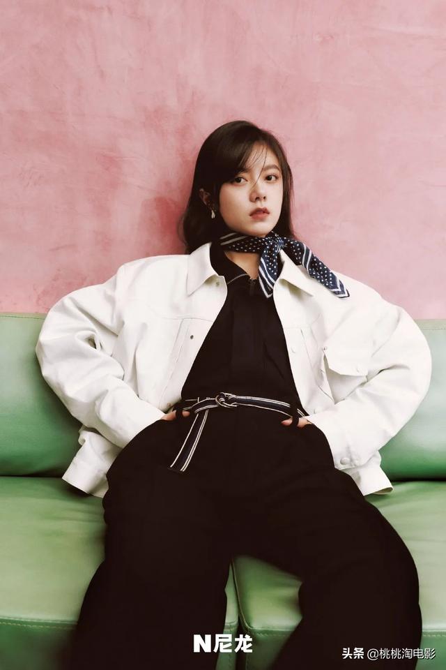 00后小花赵今麦《GQ》黑白风格写真大片，变身摇滚酷女孩