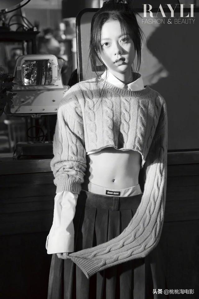 00后小花赵今麦《GQ》黑白风格写真大片，变身摇滚酷女孩