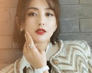 佟丽娅在家穿着“太随便”,下身没穿裤子,镜头拉远观众眼都直了