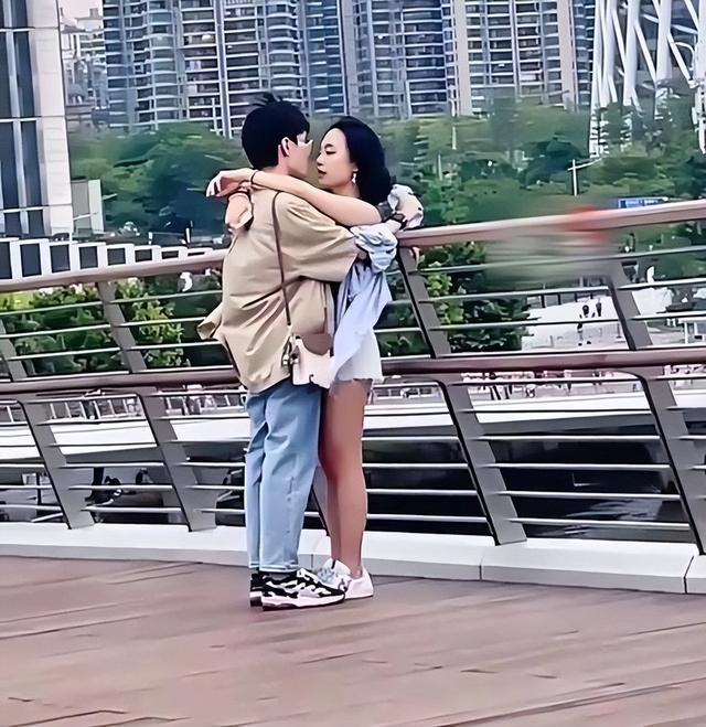 广东：情侣在街头舌吻，女生欲拒还迎主动配合，深情投入无视路人