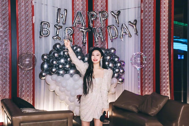 明明已为人母，却个个身材火辣、性感美艳，有人一口气连生四胎