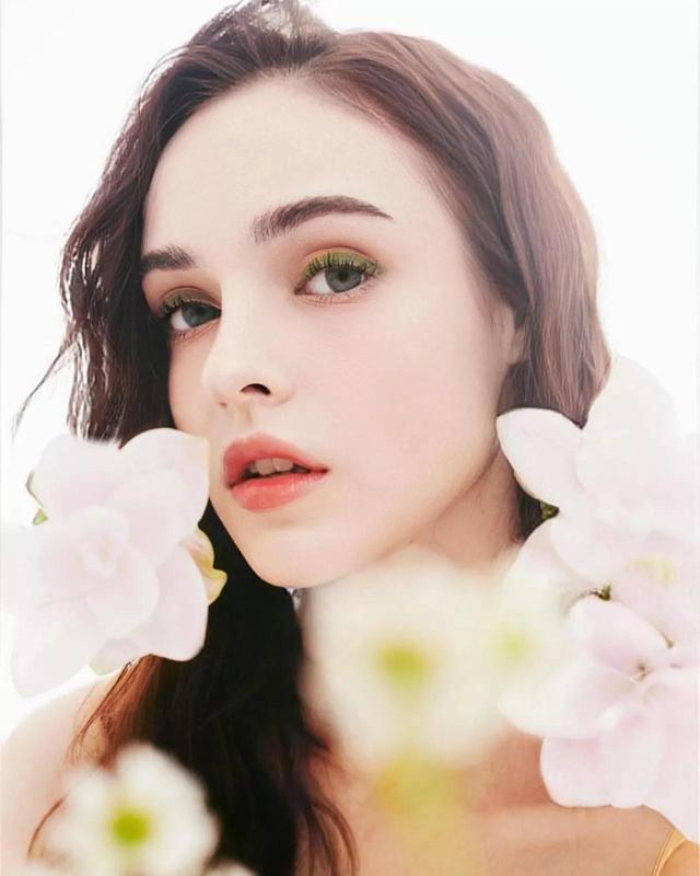 美的好似娃娃的俄罗斯美女Sasha Song