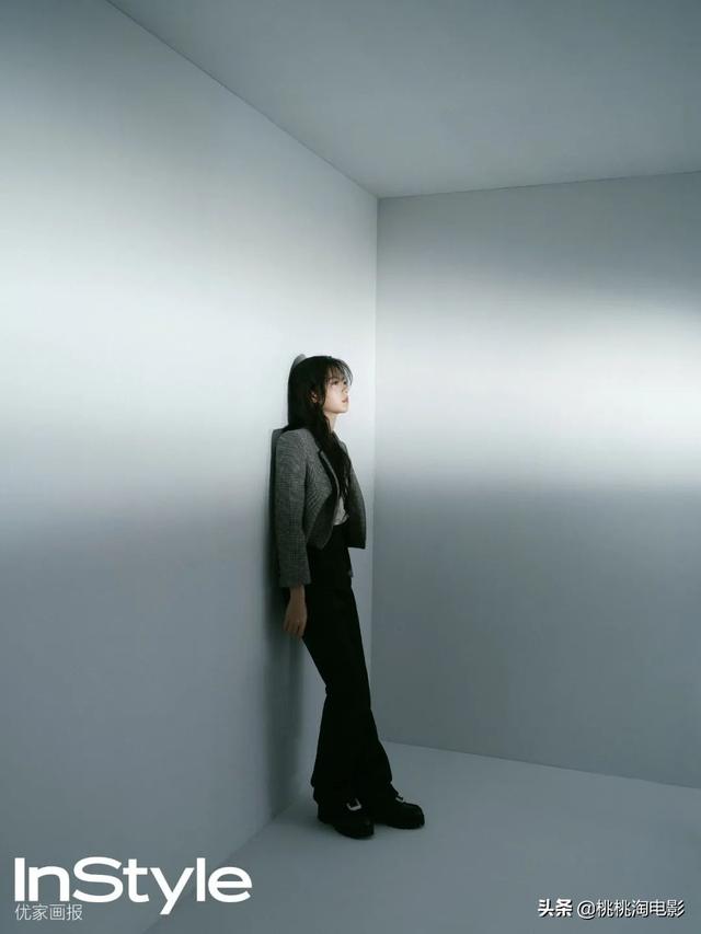 00后小花赵今麦《GQ》黑白风格写真大片，变身摇滚酷女孩