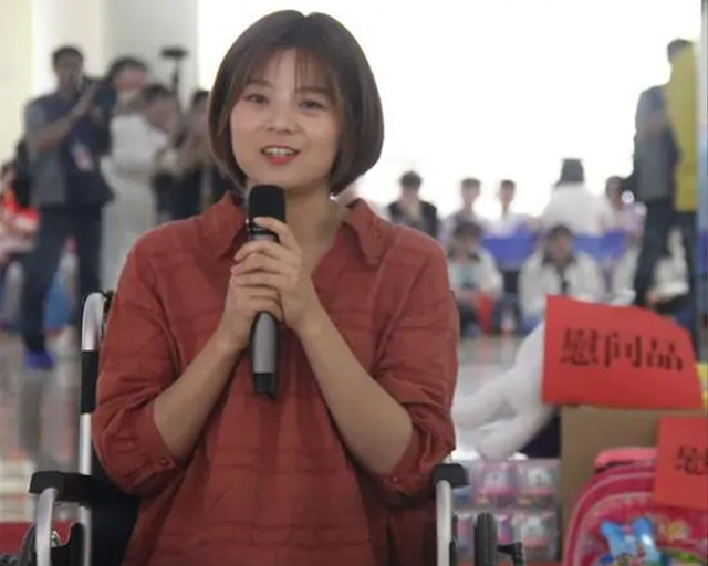 “无腿女孩”渭梅女，车祸截肢被父母遗弃，双手走出励志人生路！