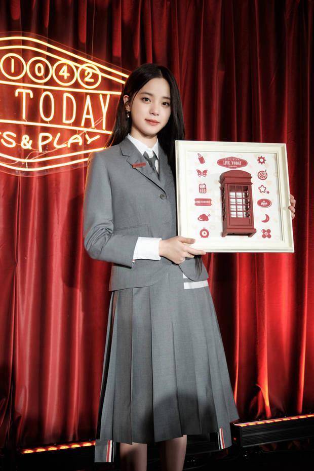 校园女主角！欧阳娜娜穿制服弹吉他 气质温柔清纯