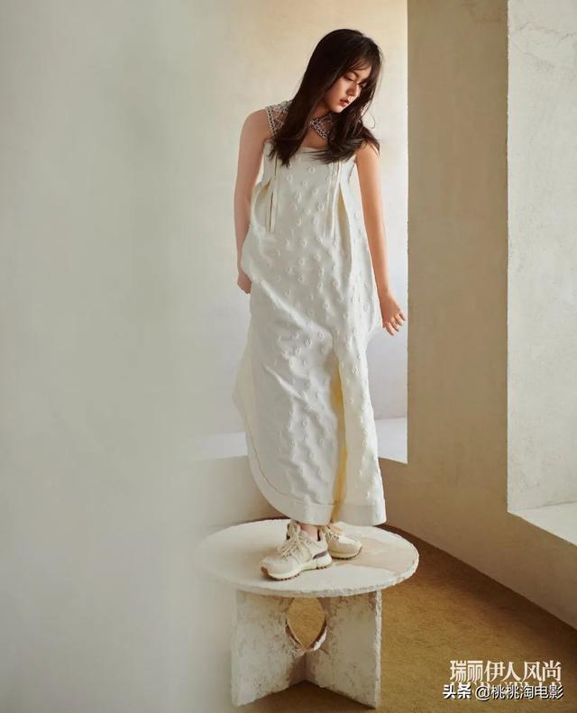 00后小花赵今麦《GQ》黑白风格写真大片，变身摇滚酷女孩