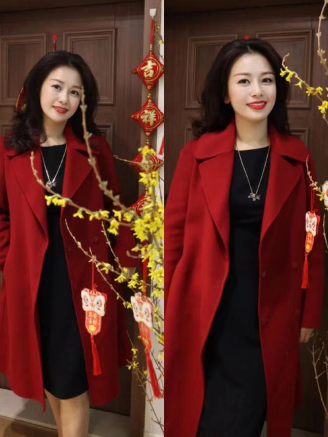 惊艳了时光的50岁妈妈：烫发优雅洋气，打扮有女人味，越看越迷人