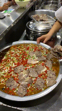 姑娘在大街玩喷水，忽然发现被人看见了，有点不好意思哈哈哈