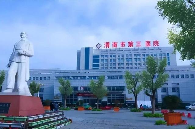 18年陕西女孩养蛇当宠物,不慎被咬伤,抢救时宁死不说是什么蛇