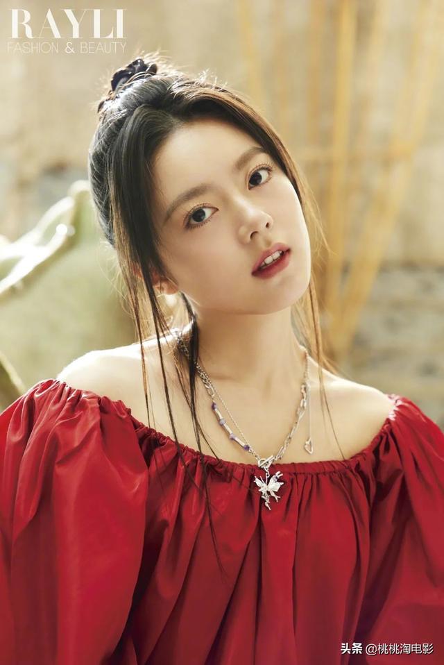 00后小花赵今麦《GQ》黑白风格写真大片，变身摇滚酷女孩