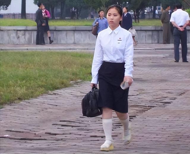 走进朝鲜,平壤街面上汽车不多,美女却很多,真实情况如何?
