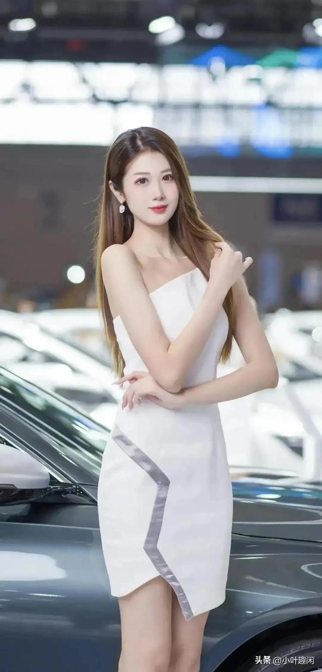 分享一组女神级车模，妩媚迷人，风情万种