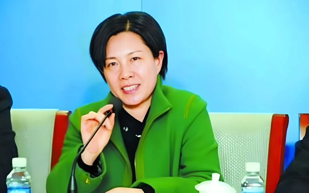 江苏女博士副厅长张美芳：捞了7套房，包养了15个，带女儿一起玩男人