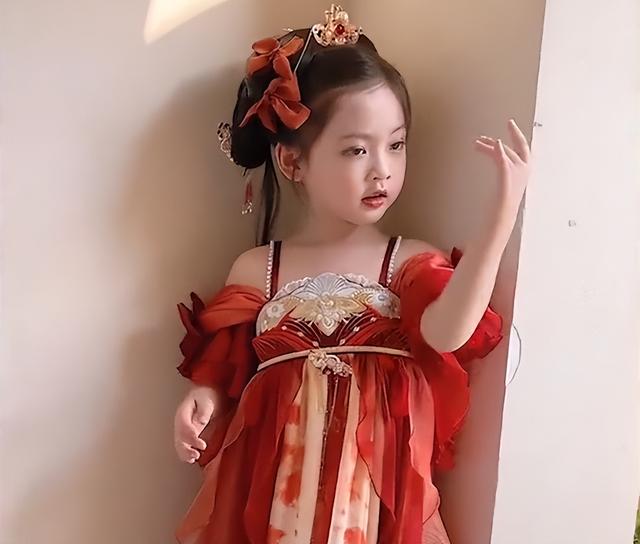 浙江一宝妈拍下女儿扭腰跳舞看呆网友：古代十岁倾国倾城是真的