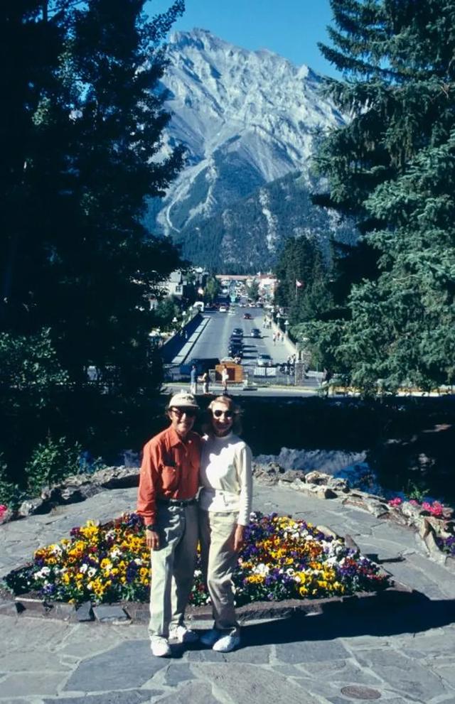 美国普通退休教师,居然是传说雌雄大盗?逍遥半生,到死都没被抓