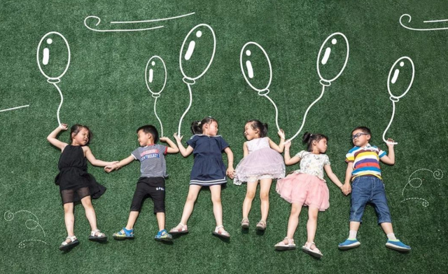 幼儿园毕业照惊艳到网友，家长却无奈表示，这份仪式感价值398元