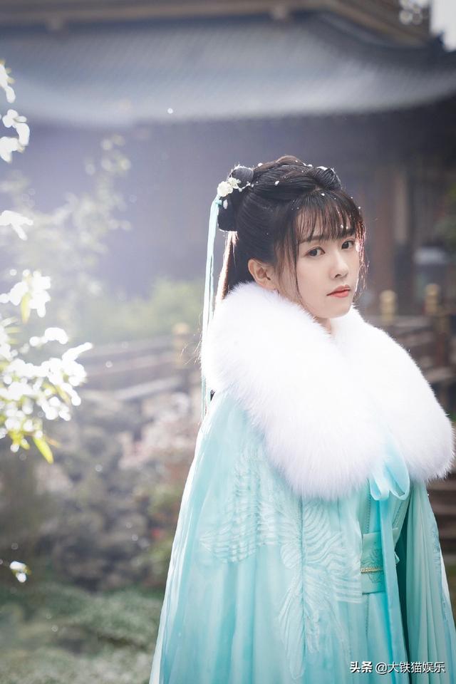 颜值不够就别穿貂了,10位古装美人告诉你啥叫大氅在身,雍容华贵