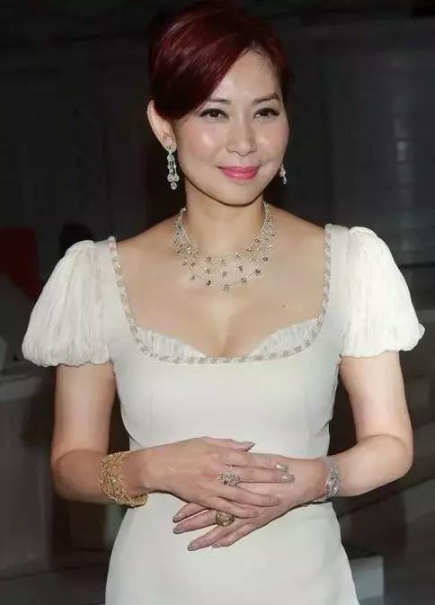 《音乐故事》她是《容易受伤的女人》首唱,更是励志女王