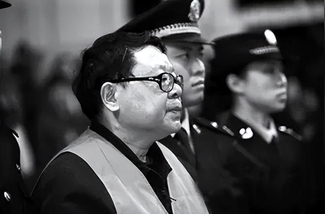 “打黑局长”文强:霸占警花,玩弄女星,被捕时家中发现2000万