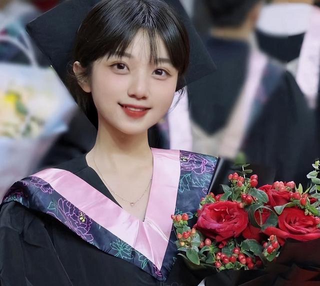 “土家族”女孩晒南大研究生证，高颜值惊艳众人，评论却一股酸味